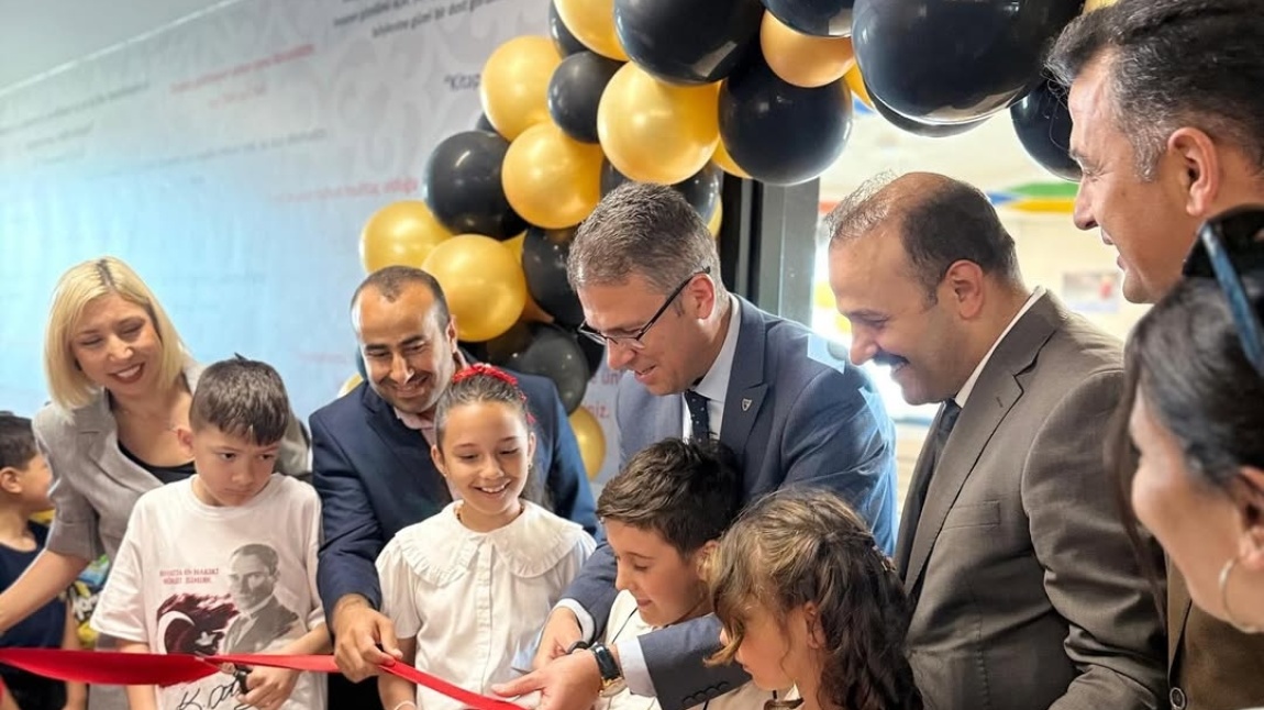 Okulumuzun kütüphanesi Avcılar kaymakamı sayın  Dr. Orhan BURHAN ve Avcılar İlçe Milli Eğitim Müdürü sayın Özcan ŞAHİN'in  ve okul müdürlerinin teşrifiyle açılmıştır.